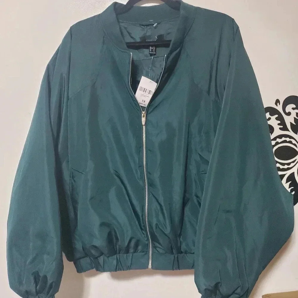 Green crop style puffy jacket